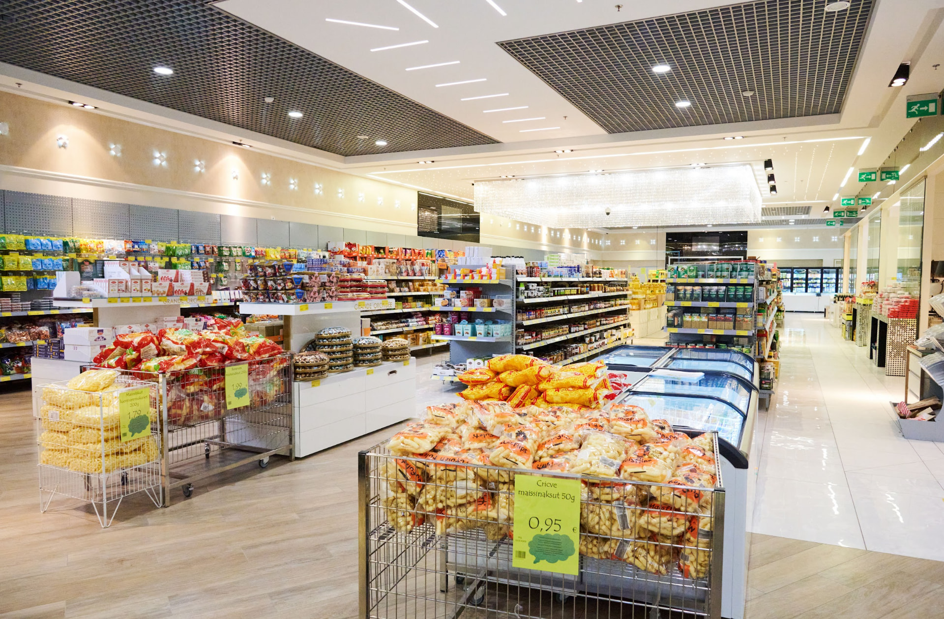 Valoisat käytävät täynnä herkkuja ja tuotteita