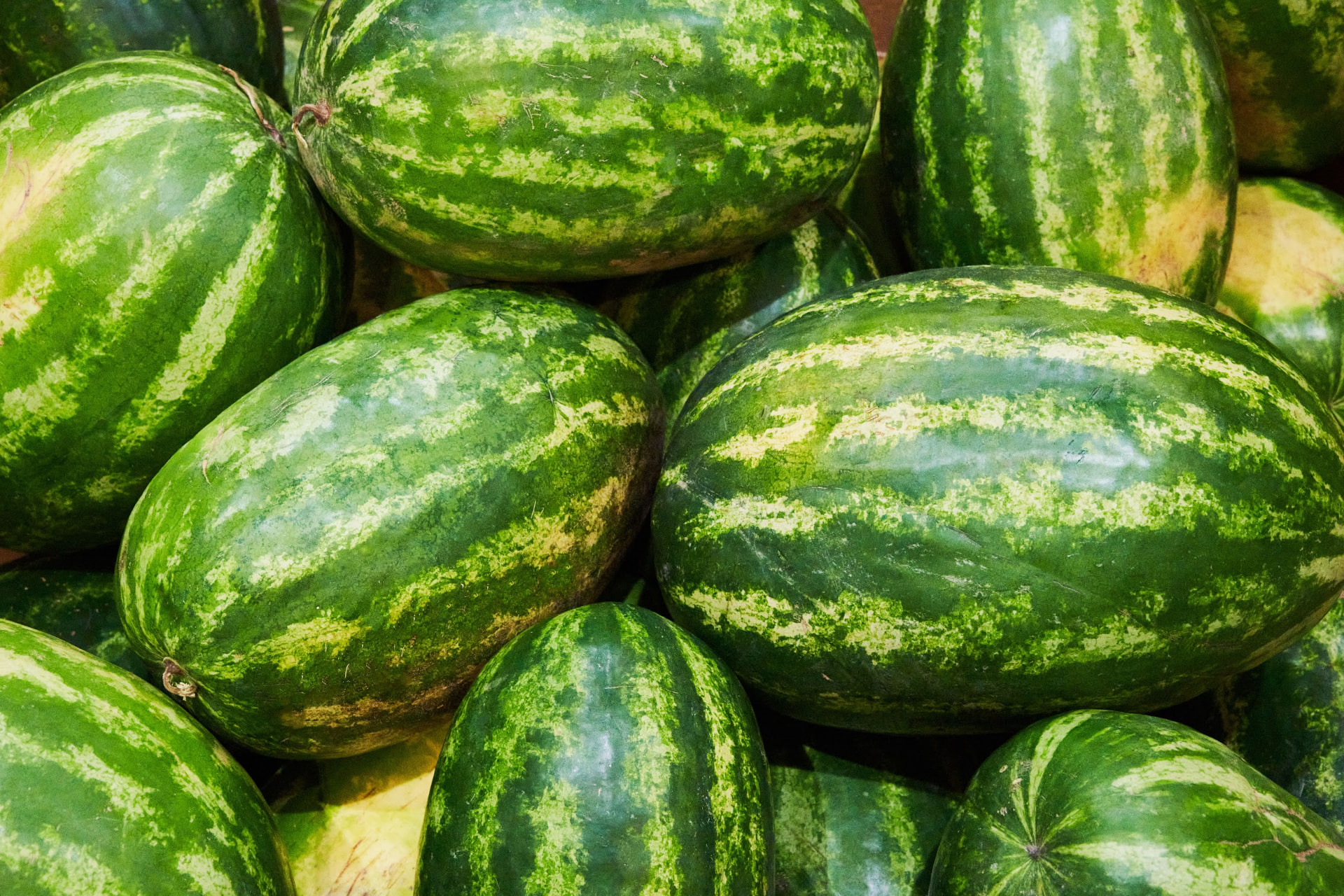 Tuoreet vesimelonit myymälässä